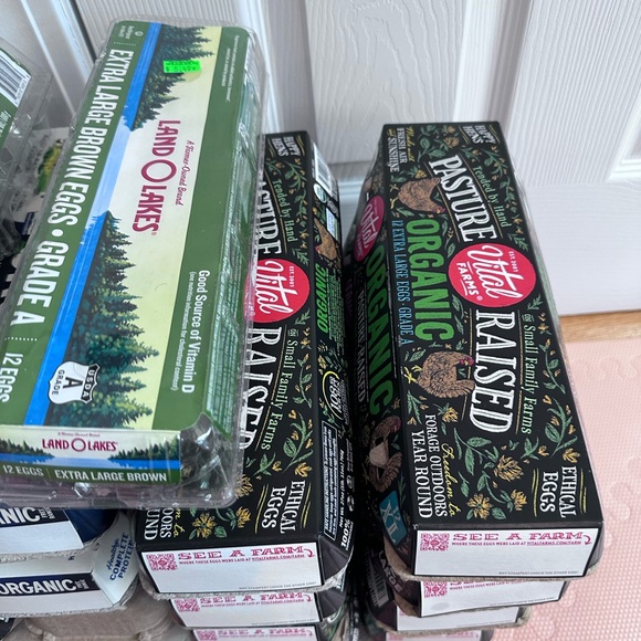 Lot of 22 egg cartons empty pulp paper or plastic containers eggs - Picture 6 of 6